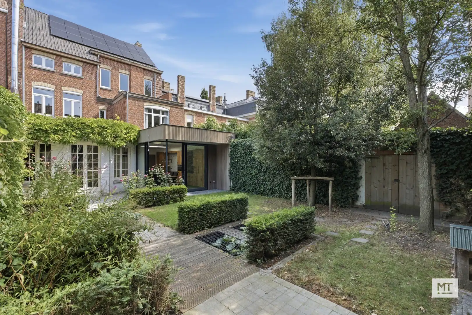 Bijzondere ruime herenwoning met 5 slaapkamers, 2 bureelruimtes, garage en tuin in het centrum van Ieper foto 32