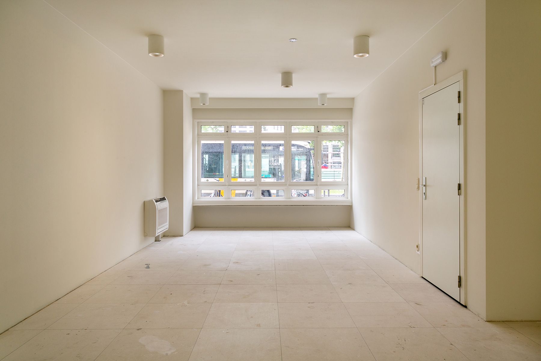 Commerciële Ruimte met Privatieve Kelder en Parking foto 4