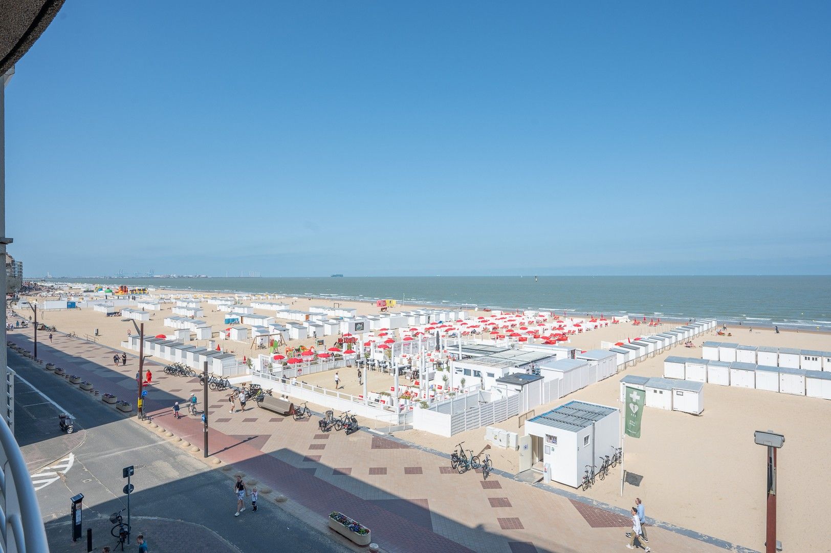 Prachtig appartement op de zeedijk in het Zoute met een gevelbreedte van 8 meter genietend van een panoramisch zeezicht. foto 27