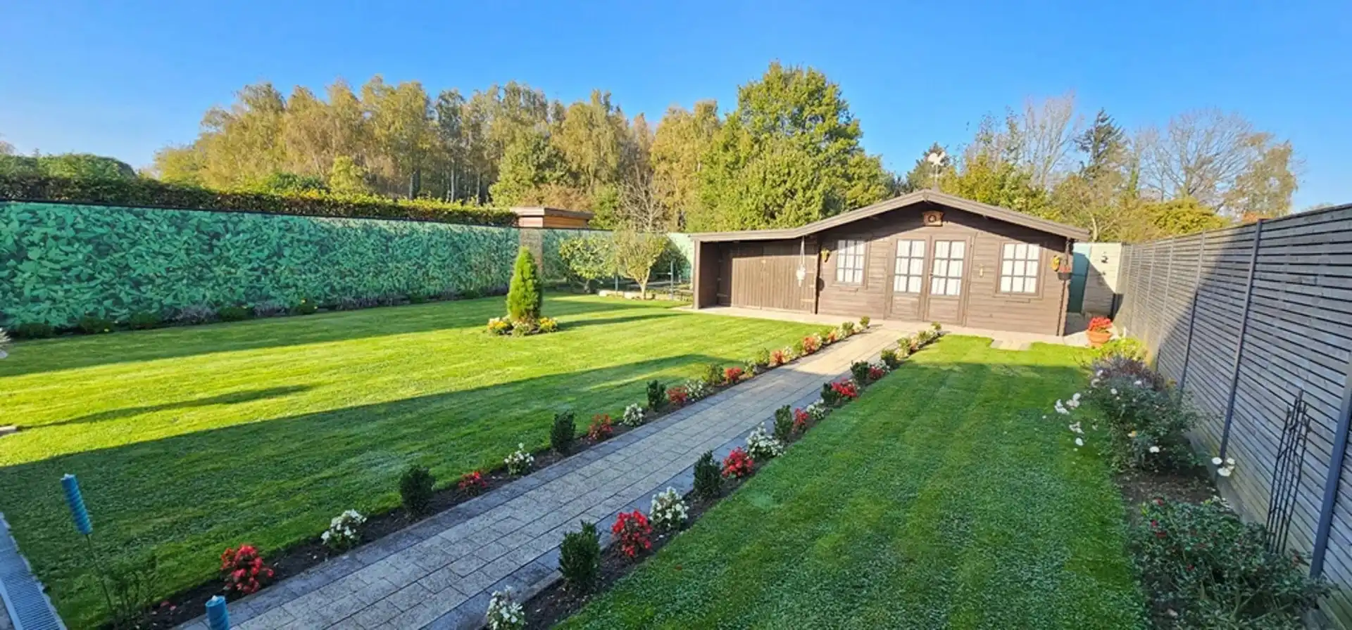 Ruime, recente, instapklare, energiezuinige half open bebouwing met degelijke en kwalitatieve afwerking en zonnepanelen, gelegen net buiten de grote ring van Hasselt. foto 2