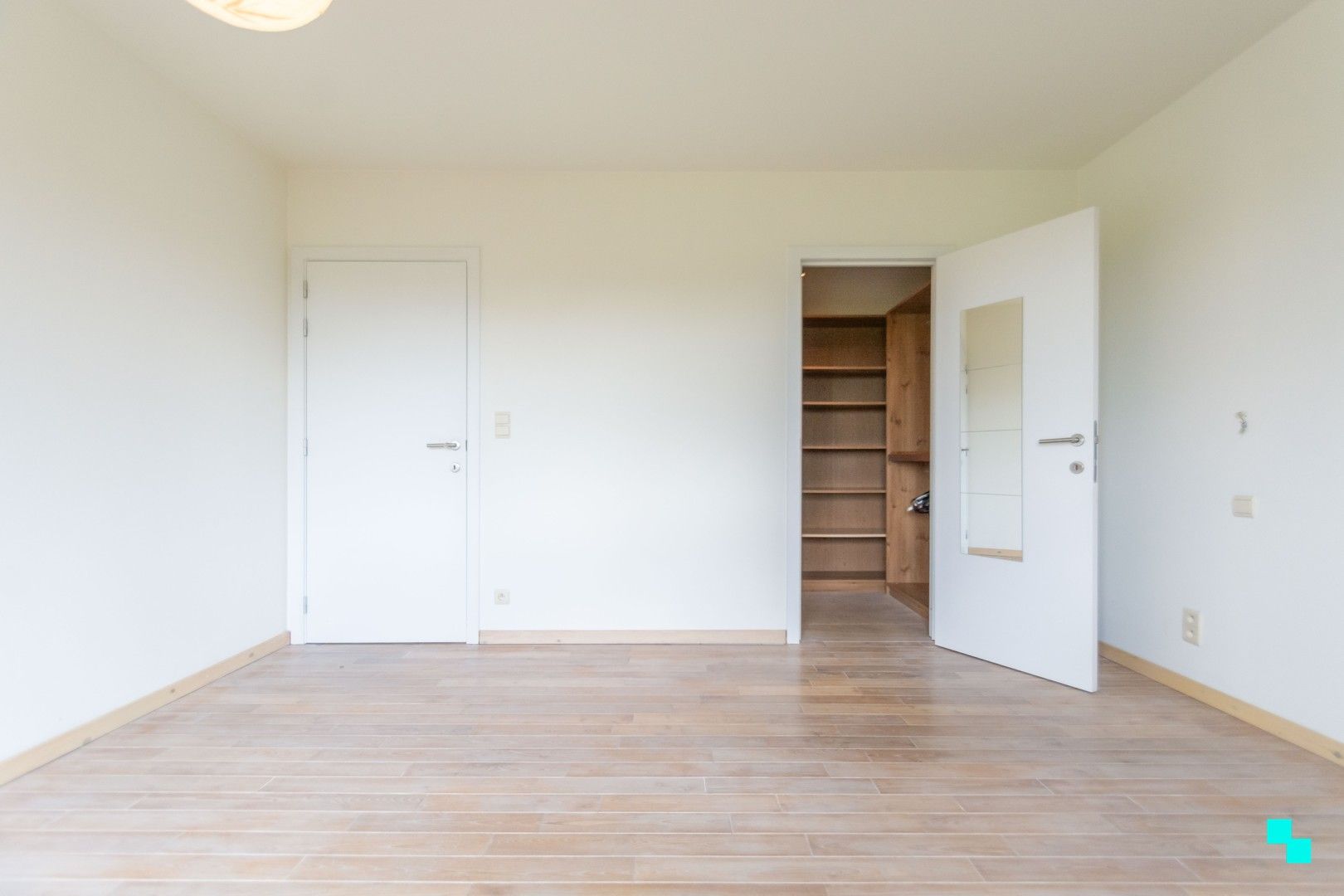 Hoogwaardige afgewerkte woning met tuin foto 14