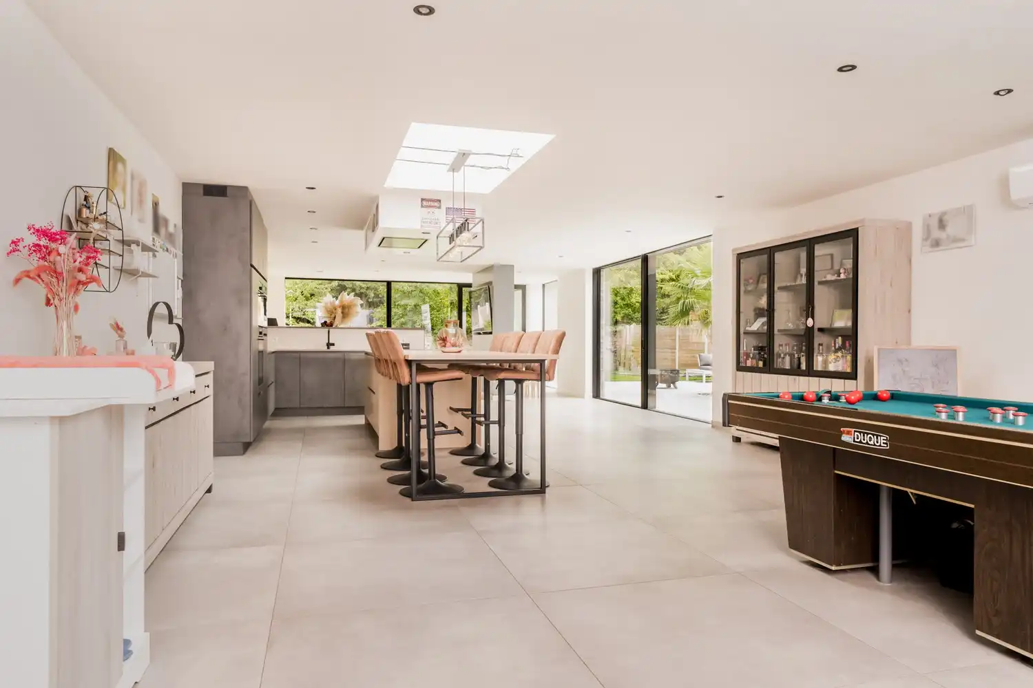 Ruime gerenoveerde woning met 4 slaapkamers en prachtige tuin foto {{pictureIndex}}