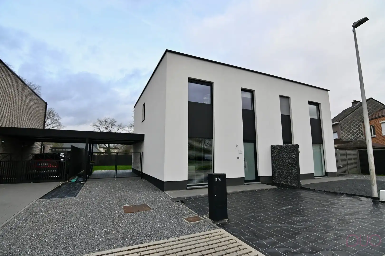 Moderne halfopen gezinswoning. foto {{pictureIndex}}