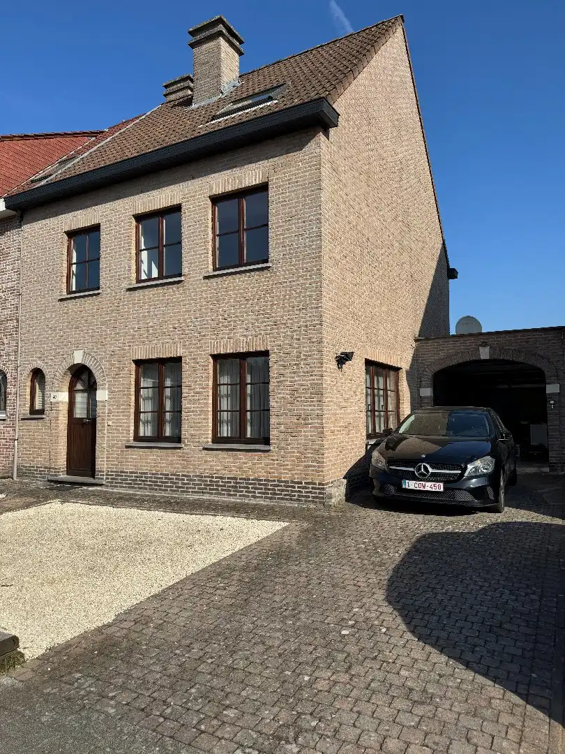 Een ruime 3-gevelwoning met tuin en garage foto {{pictureIndex}}