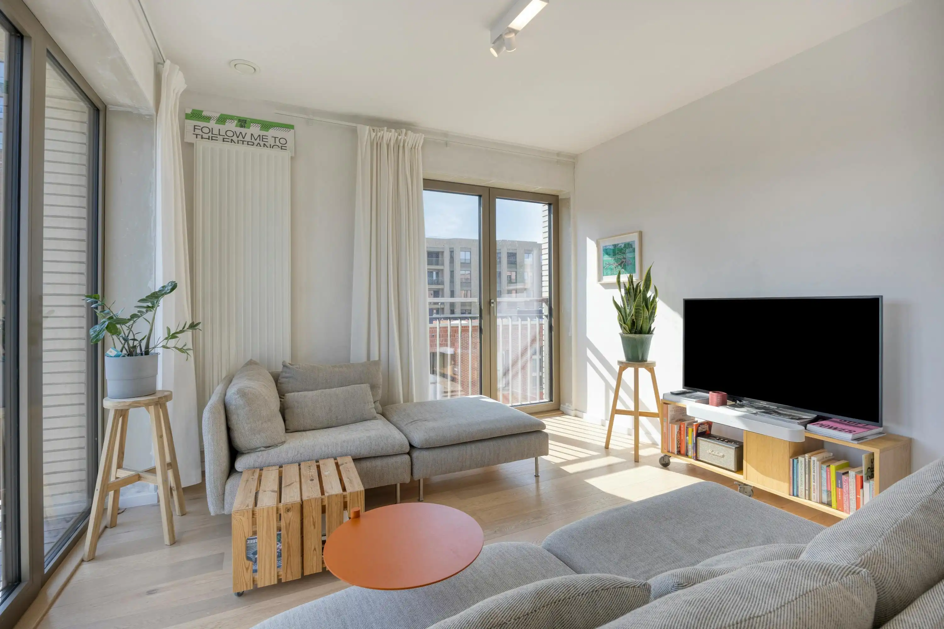 Lichtrijk twee-slaapkamer appartement op site Tour&Taxis foto 8