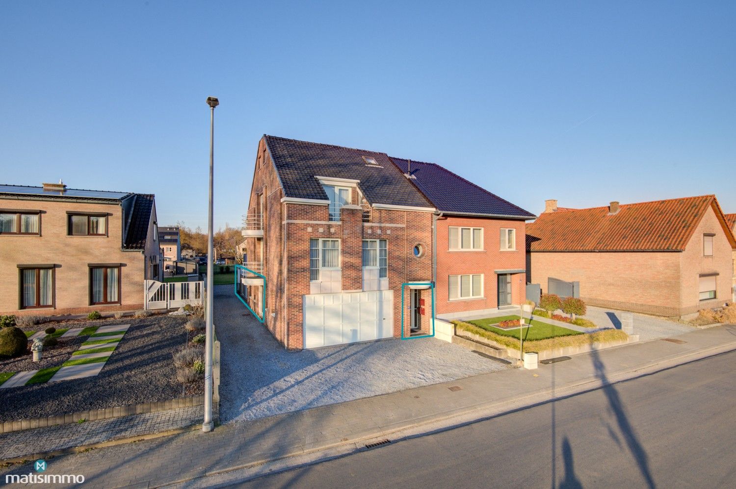 INSTAPKLAAR APPARTEMENT MET 2 SLAAPKAMERS, TUIN EN GARAGE IN SCHOONBEEK foto {{pictureIndex}}