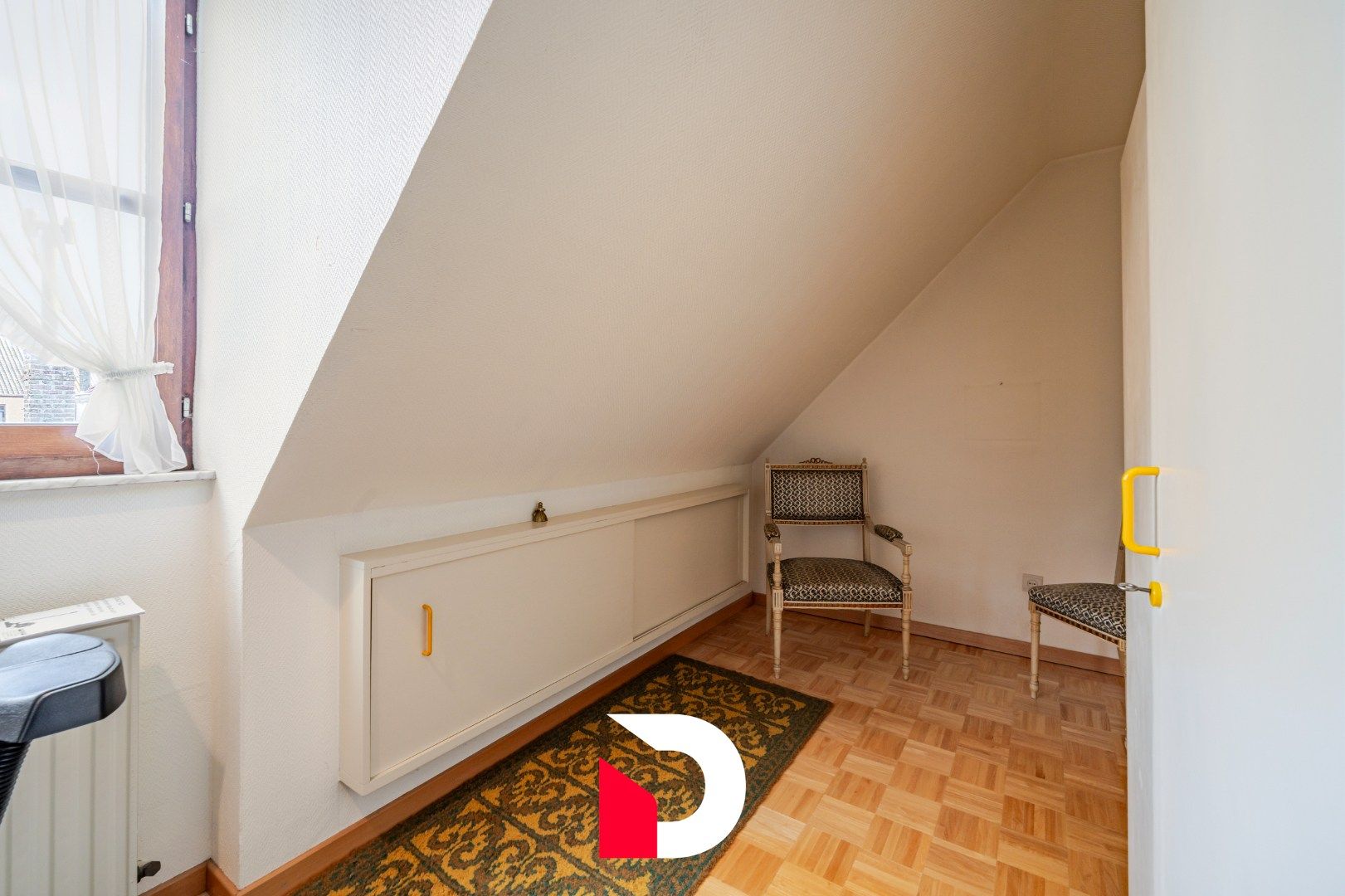 Deze statige halfopen woning is gelegen op een steenworp van de Markt te Eernegem. foto 12