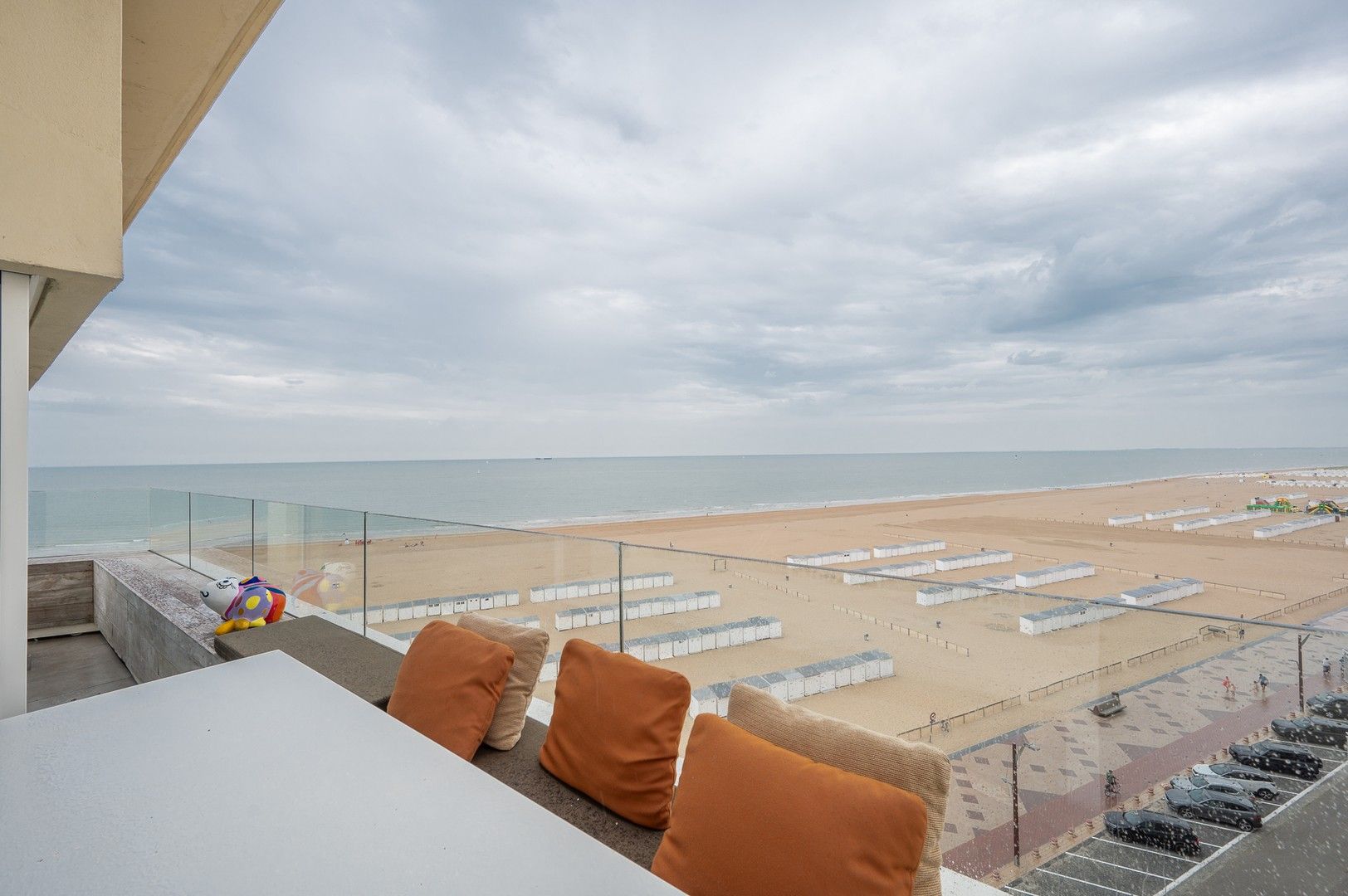 Prachtig hoekappartement met façade van 7m en terras met adembenemend zicht op de Zeedijk in Duinbergen foto 2