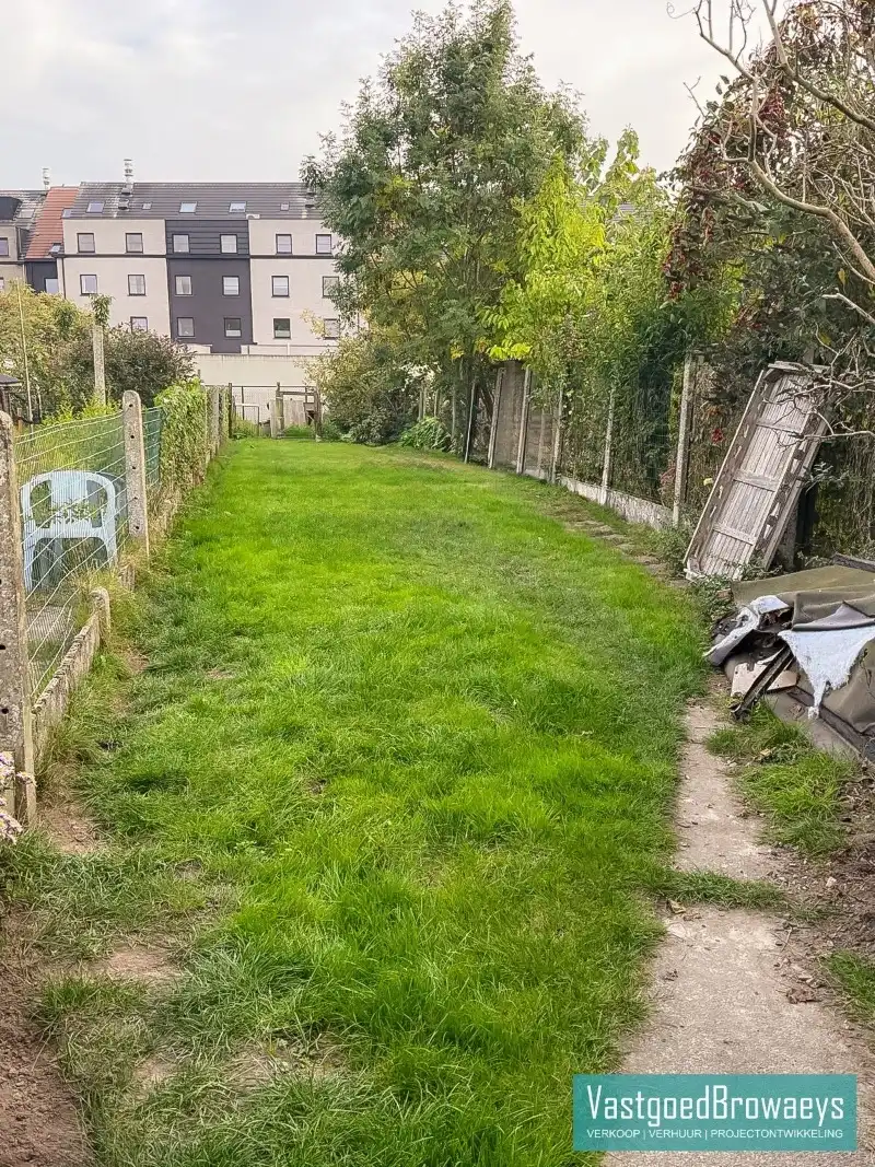 Te renoveren starterswoning met ruime tuin foto 2