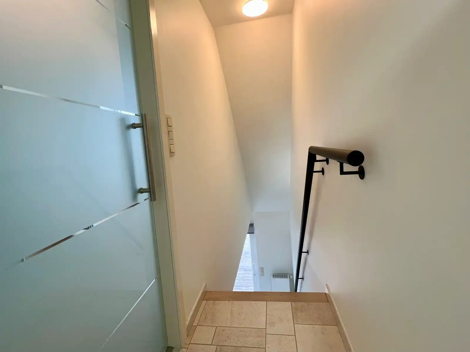 Ruime woning met 6 slk, 2 badk, 2 keukens en dubbele garage foto 29