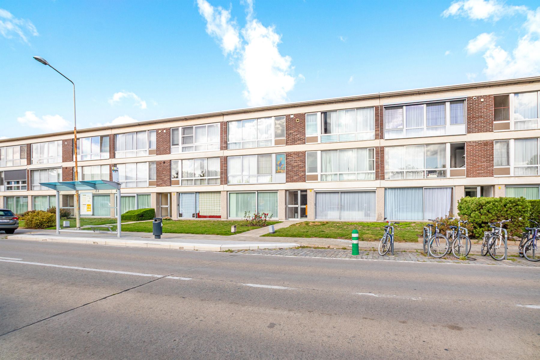 Ruim 2-slaapkamer appartement met garage en potentieel foto 3