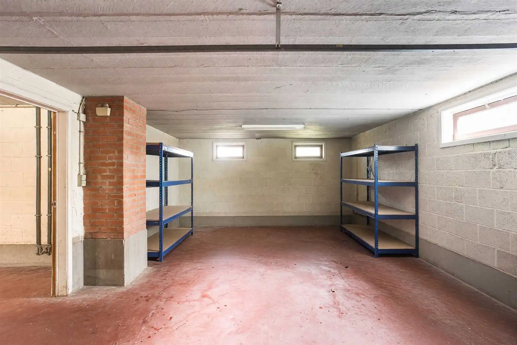 Retro-architecturale villa omringd door groen en privacy foto 10