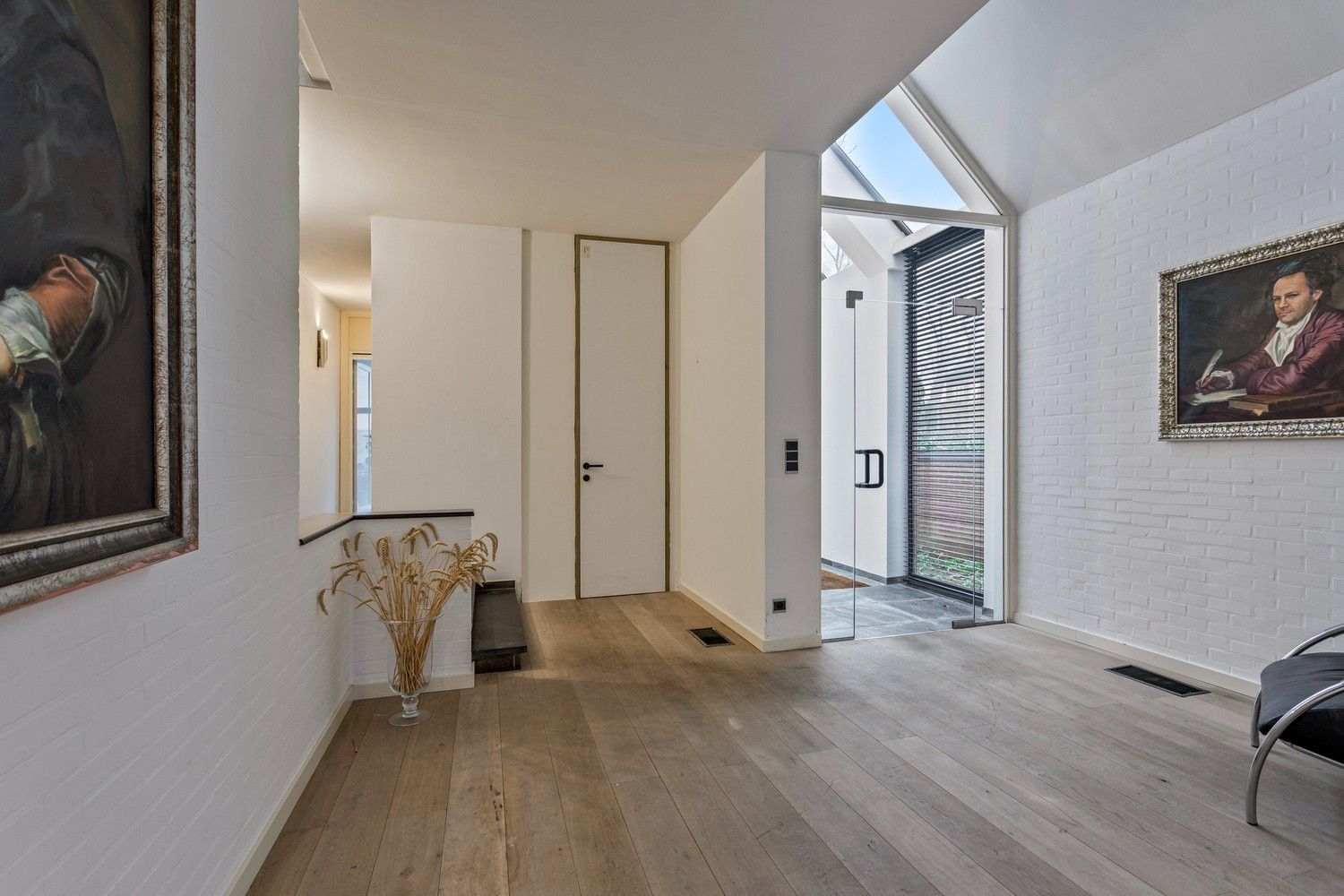 Unieke vrijstaande woning met twee woonentiteiten in het centrum van Bilzen-Hoeselt foto {{pictureIndex}}