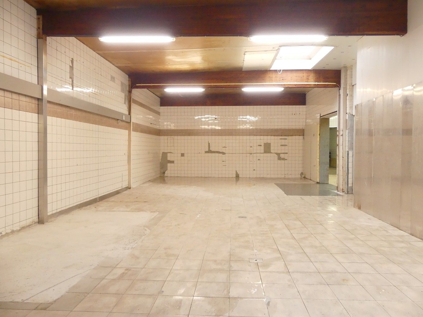 Loods, 146 m², uitermate geschikt voor opslag-/stockageruimte - toegankelijk via manuele toegangspoort foto {{pictureIndex}}