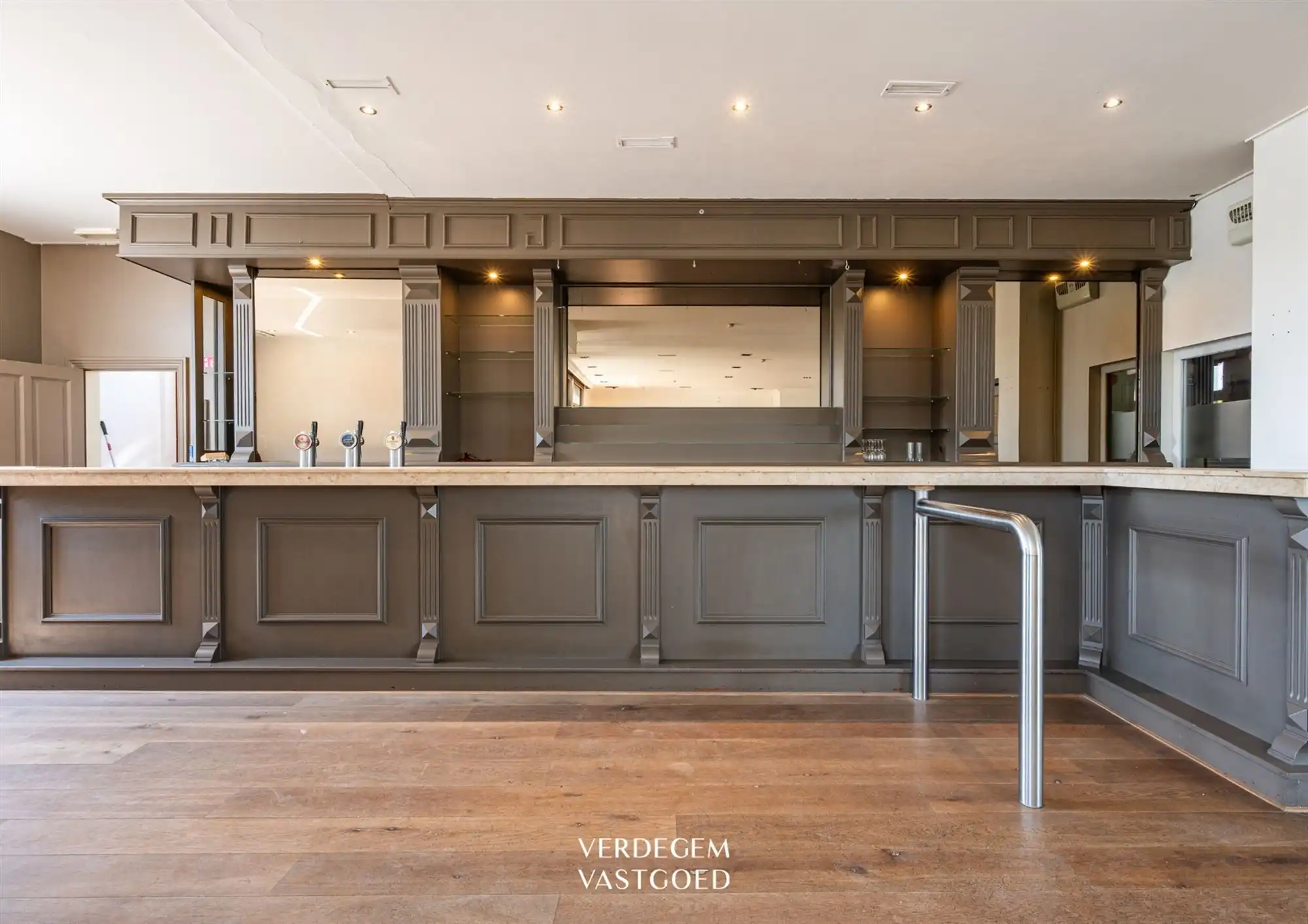 Uiterst commercieel gelegen handelspand met woonst voor horeca of kantoren foto 13