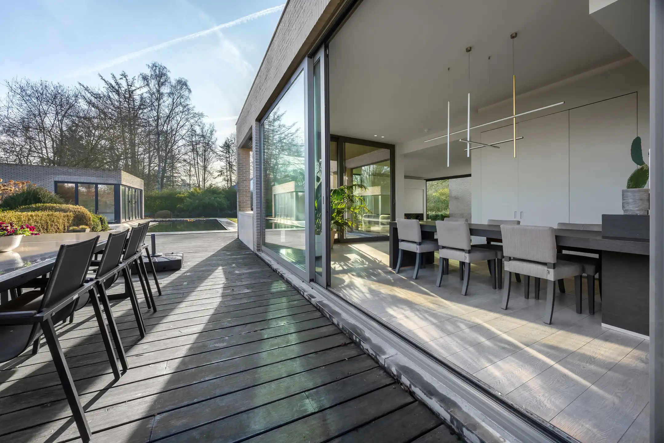 Luxueuze moderne villa met zwemvijver omringd door groen foto 20