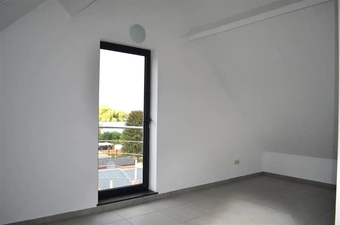 Ruim appartement van bouwjaar 2004 met twee slaapkamers, ondergrondse autostaanplaats en kelder. foto 10