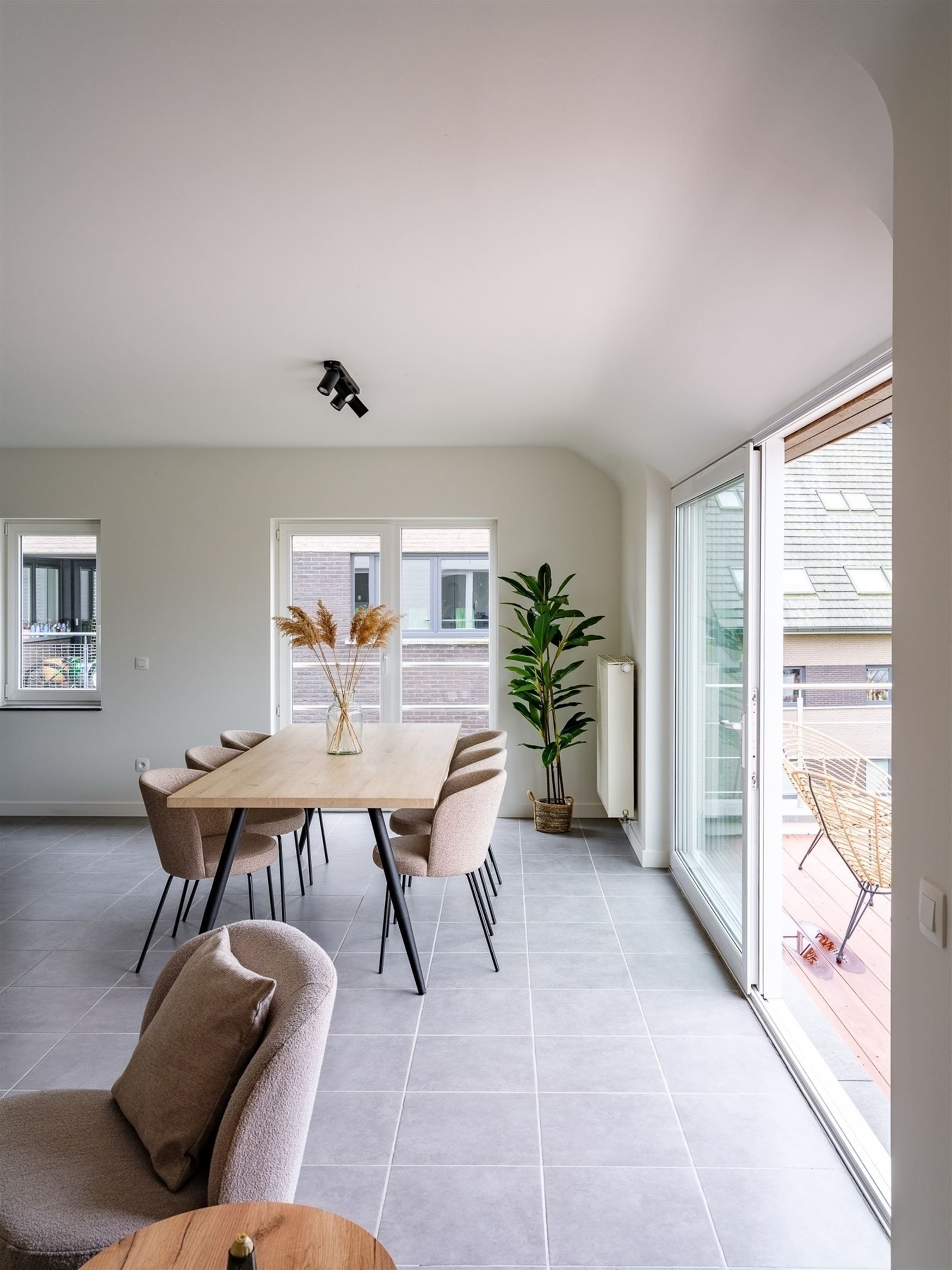 Lichtrijk, modern en instapklaar appartement met garage foto 4