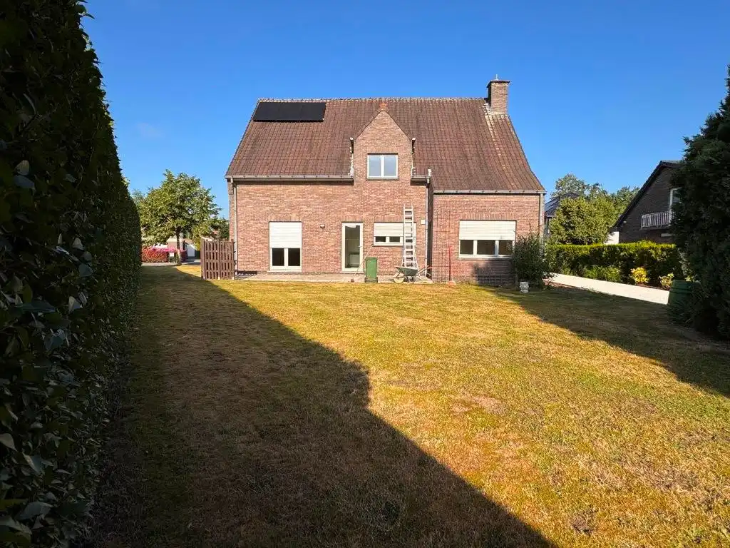 Deze rustig gelegen, alleenstaande woning onderging een grondige renovatie en werd uitgerust met zonnepanelen, vernieuwde beglazing, nieuwe radiatoren, een vernieuwde badkamer en aangelegde oprit. foto 2