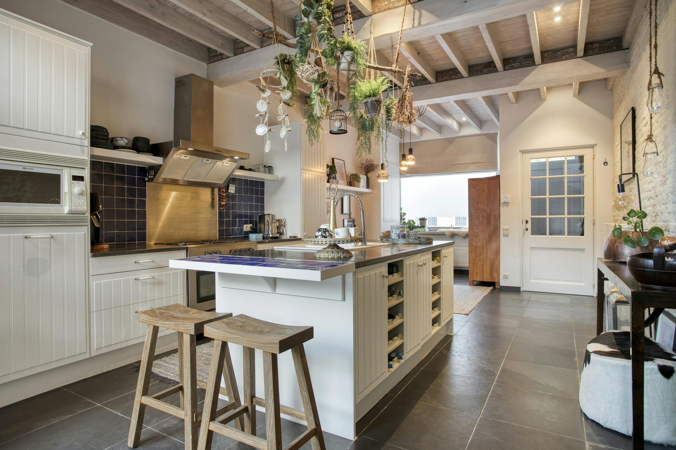 Uniek gerenoveerde herenwoning in Brugge met 3 slaapkamers foto {{pictureIndex}}