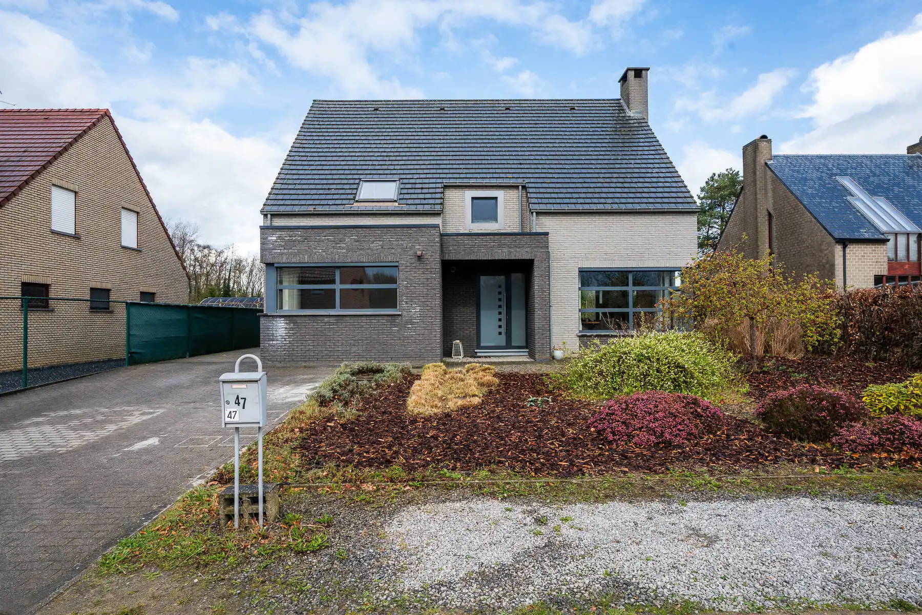 Ruime en moderne open bebouwing met prachtige tuin foto {{pictureIndex}}