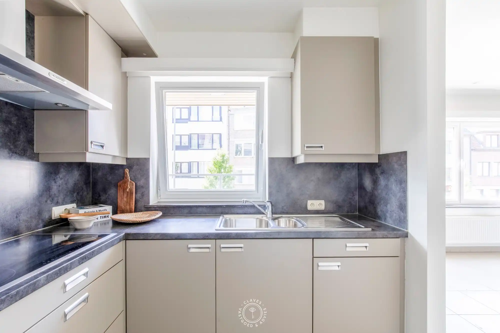 Centraal gelegen appartement met twee terrassen en autostaanplaats foto 6