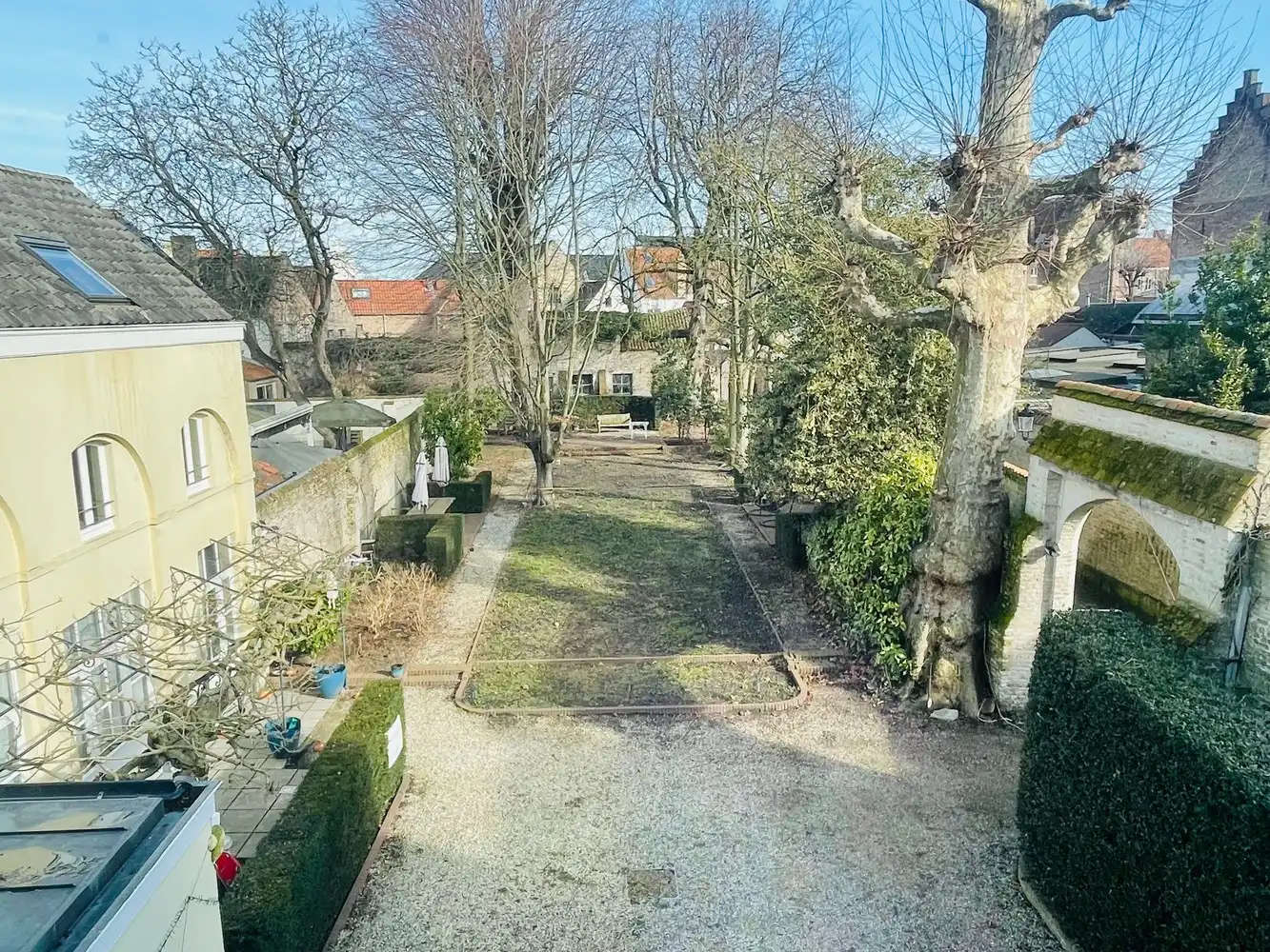 Brugge,aan de SINT-ANNAREI , DUBBEL APPARTEMENT( 250m²)  in een herenhuis  vooraan zicht op de Sint-Annarei, achteraan zicht op een grote gemeenschappelijke tuin,2  livings, 2 keukens, 4 slaapkamers, 2 badkamers. foto 19