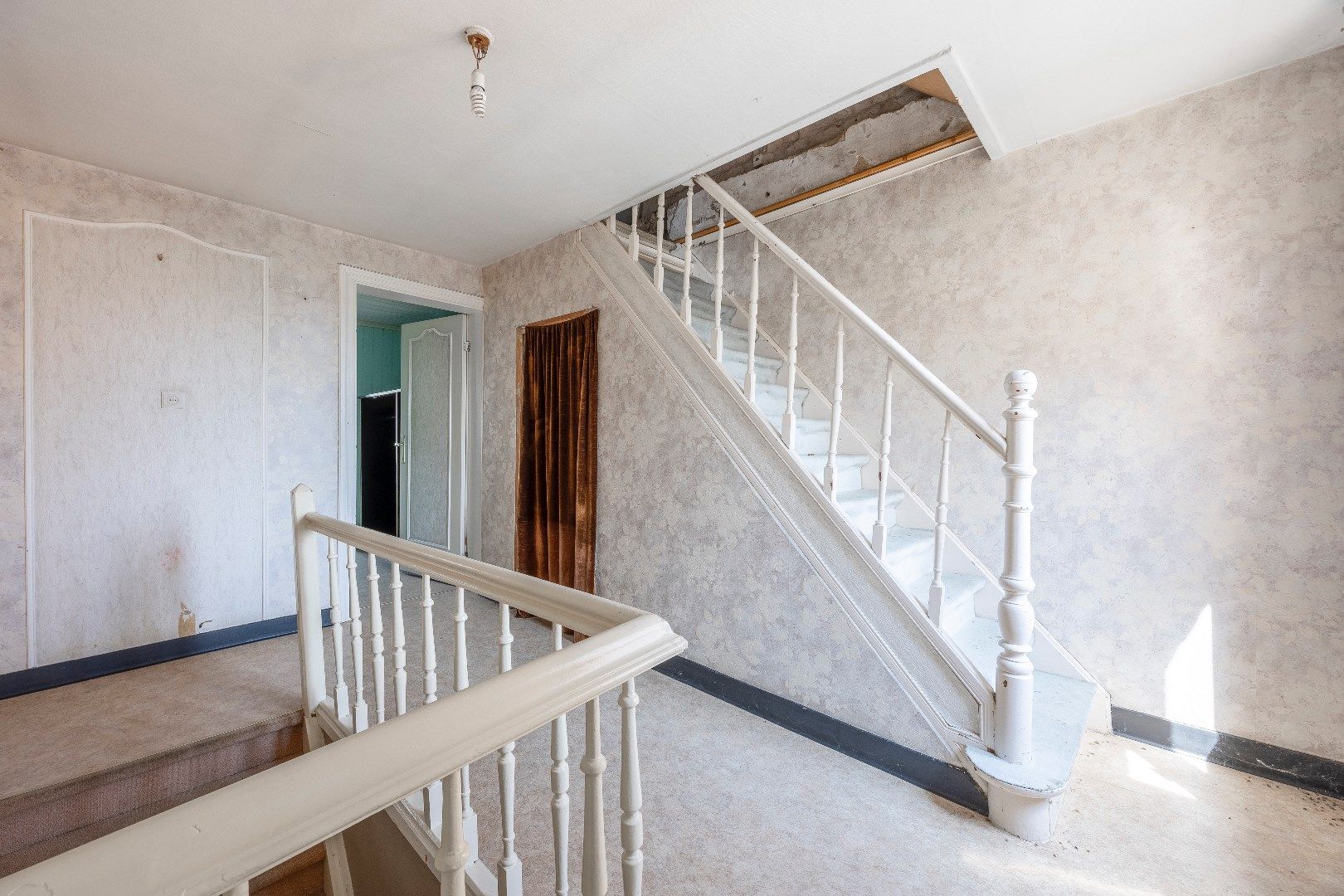 Te renoveren woning met garage en tuin  foto 14