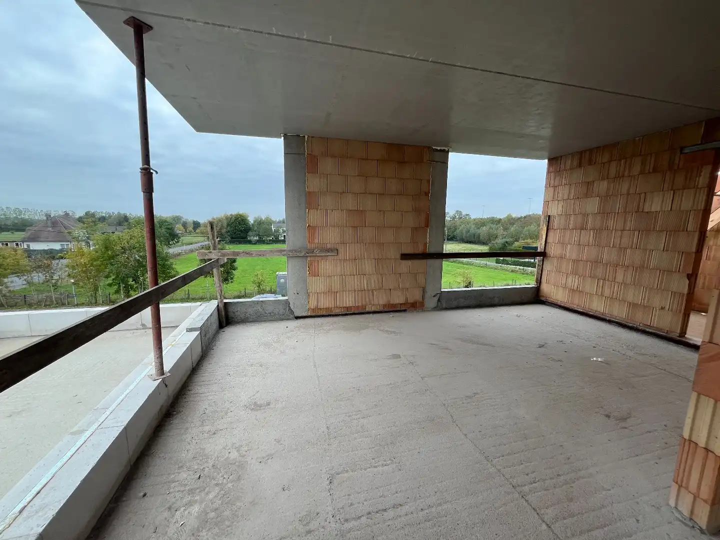 Modern en ruim appartement met 2 slaapkamers, zolderruimte en groot terras. foto 5