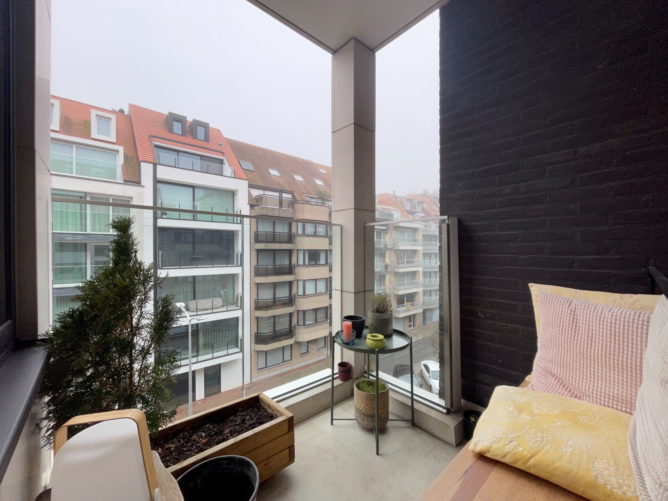 Ruim woonappartement gelegen op wandelafstand van de Zeedijk en het centrum van Knokke. Aankoop inpandige box mogelijk. foto 9