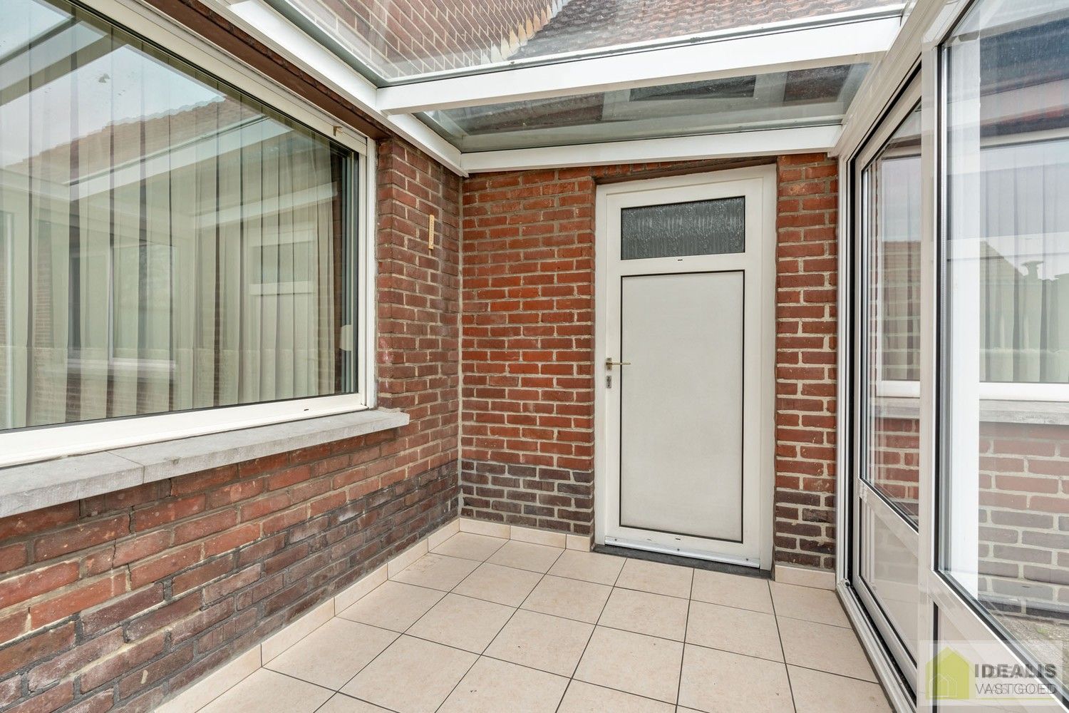 TE RENOVEREN WONING MET EEN RUIME WOONKAMER, KEUKEN MET EETKAMER, 4 AANGENAME SLAAPKAMERS WAARVAN 1 GELIJKVLOERS, BADKAMER, BERGING EN KELDER GELEGEN OP EEN PERCEEL VAN MAAR LIEFST 14A 94CA IN HET GEZELLIGE GROTE-BROGEL (PEER)! De woning omvat ca.150m² netto bewoonbare oppervlakte met op het gelijkvloers een ruime leefruimte, aansluitend keuken met eetkamer, een badkamer, slaapkamer en op de verdieping 3 ruime slaapkamers! De woning is rustig gelegen vlak bij de dorpskern van het gezellige Grote-Brogel en op enkele autominuten verwijderd van de centra van Peer, Kaulille, Bocholt en Bree. Ideaal voor zij die op zoek zijn naar een volledig naar eigen smaak te renoveren woning op een zeer ruim perceel! foto 25