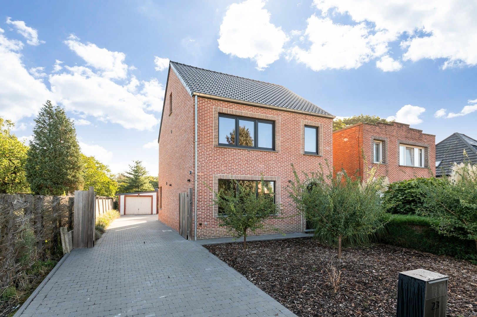 Recent totaal gerenoveerde instapklare woning (EPC A) met zonnige tuin en garage! foto 2