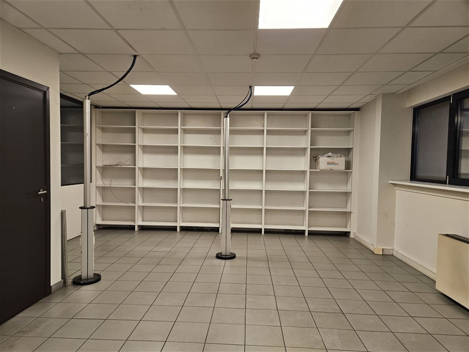 Magazijn met laad- en loskades en kantoren foto 14