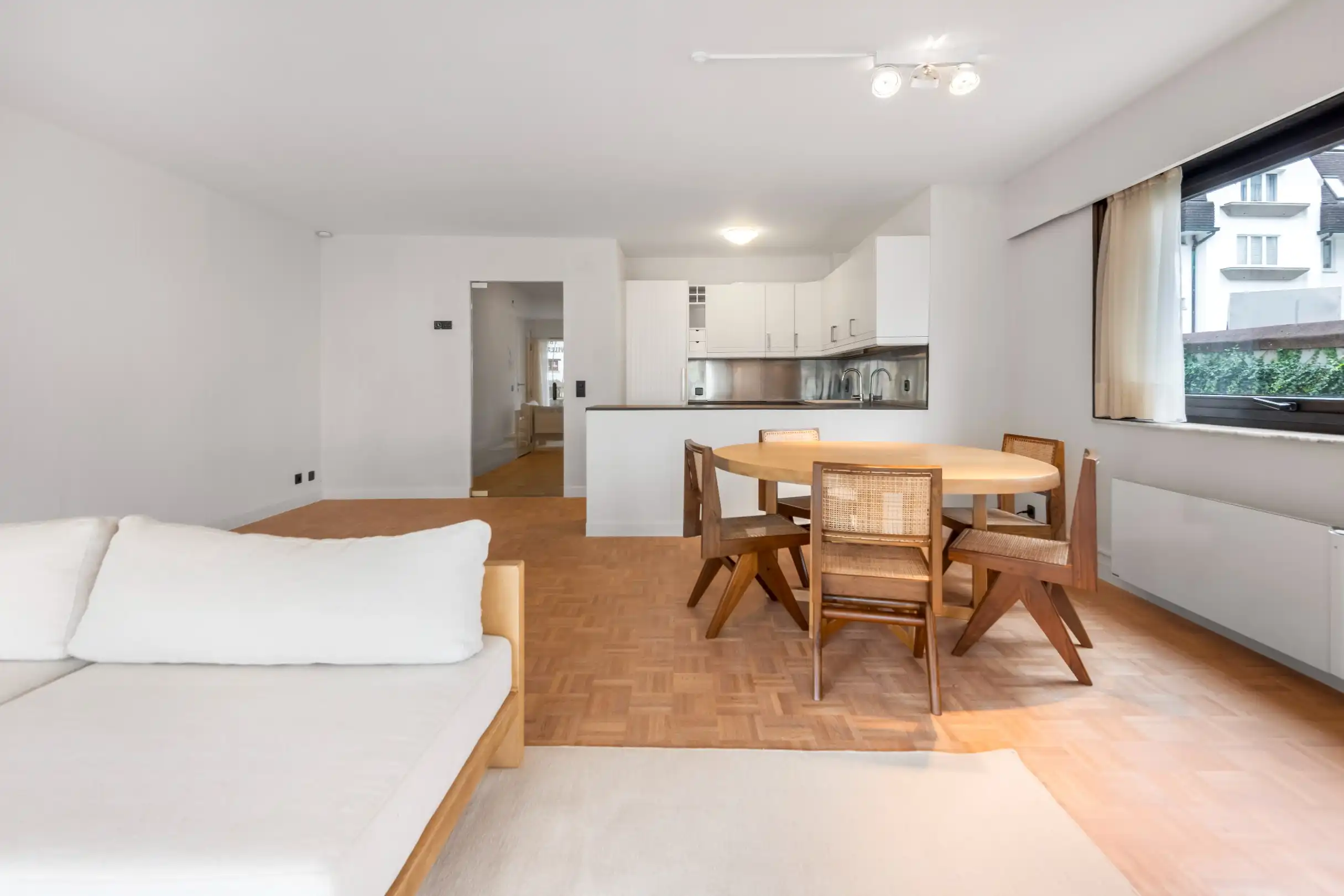 Mooi ongemeubeld hoekappartement met veel licht en mooie terrassen vlakbij het Albertplein in het Zoute.  foto 6