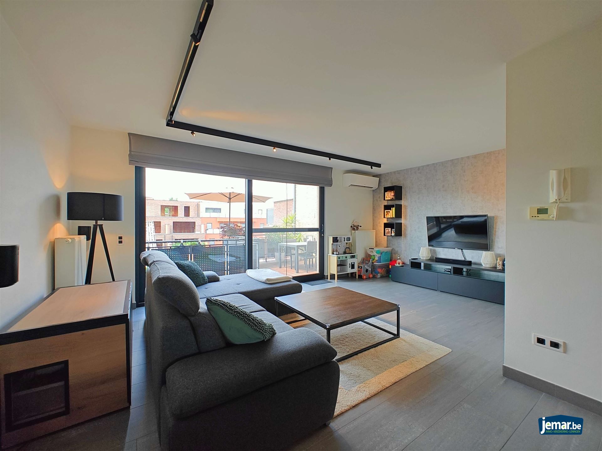 Instapklaar triplex appartement met 2 slaapkamers een zeer grote garage en een carport  foto 8