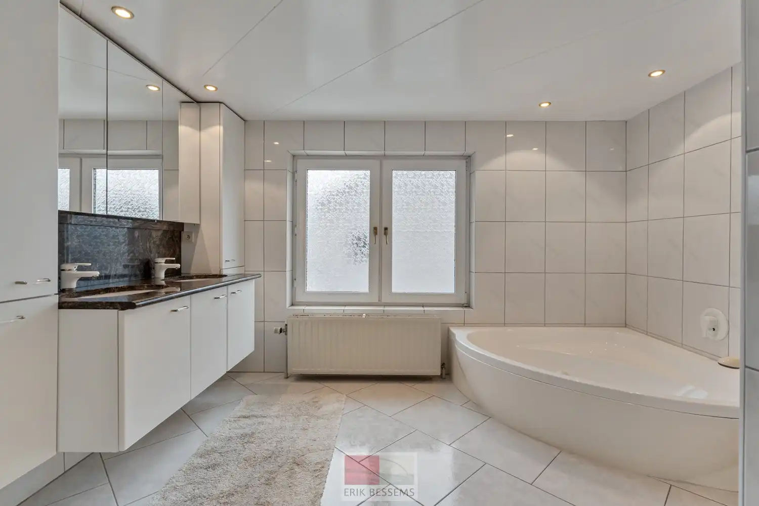 Charmante, op te frissen woning met 4 slaapkamers en inpandige garage. foto 20