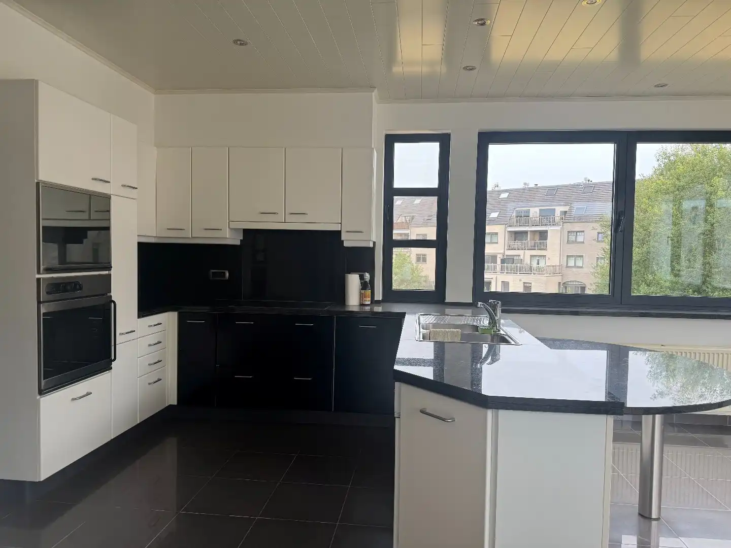 TE HUUR - Op zoek naar een ruim appartement in hartje Merchtem? Welkom Home! foto 7