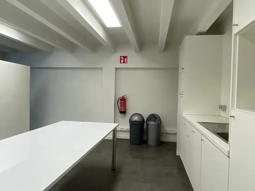 Instapklaar en polyvalent handelspand/kantoor te huur op TOPLOCATIE foto 7