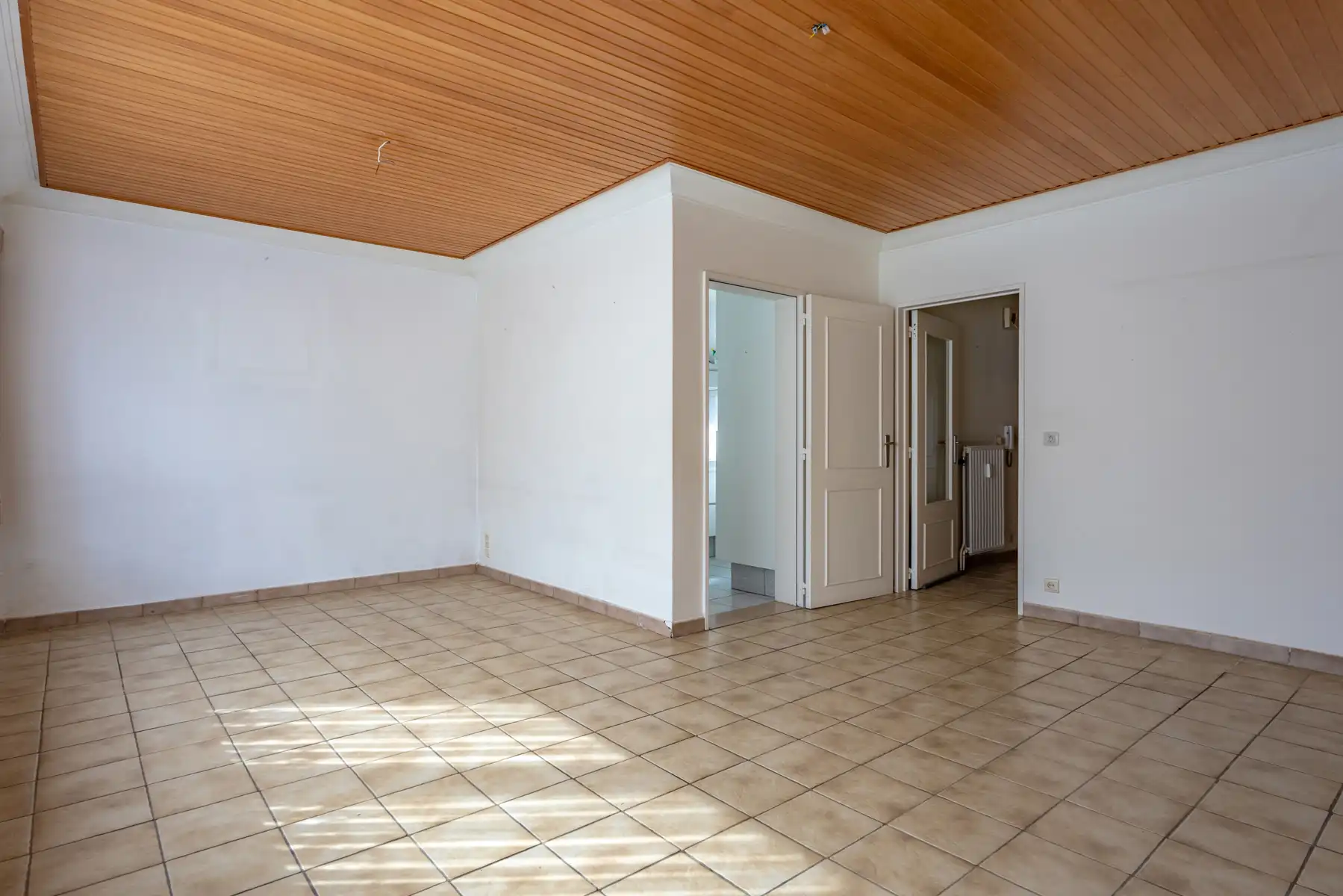 Te renoveren gelijkvloers appartement met 2 slaapkamers en garagebox! foto 5
