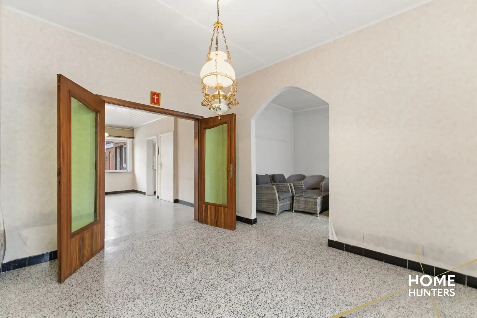 Te renoveren woning met garage en bijgebouw in hartje Poelkapelle! foto 2