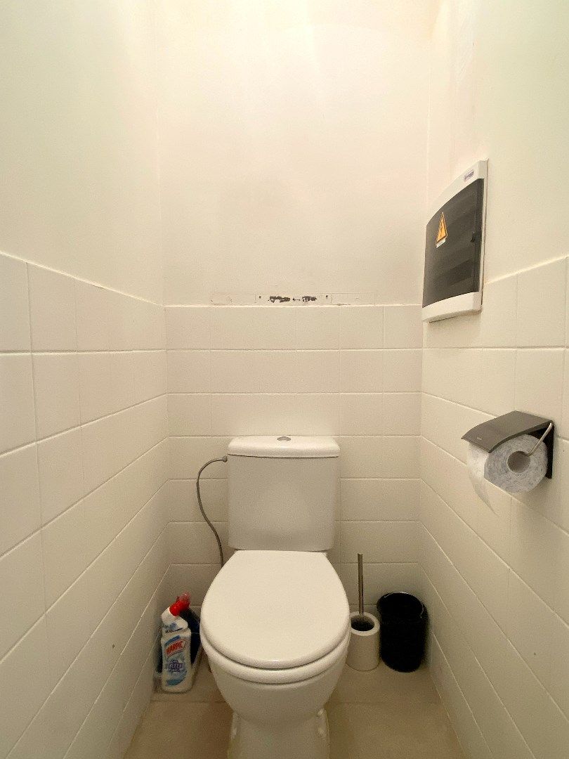 Ruim en lichtrijk 2-slaapkamerappartement te Harelbeke te koop! foto 13