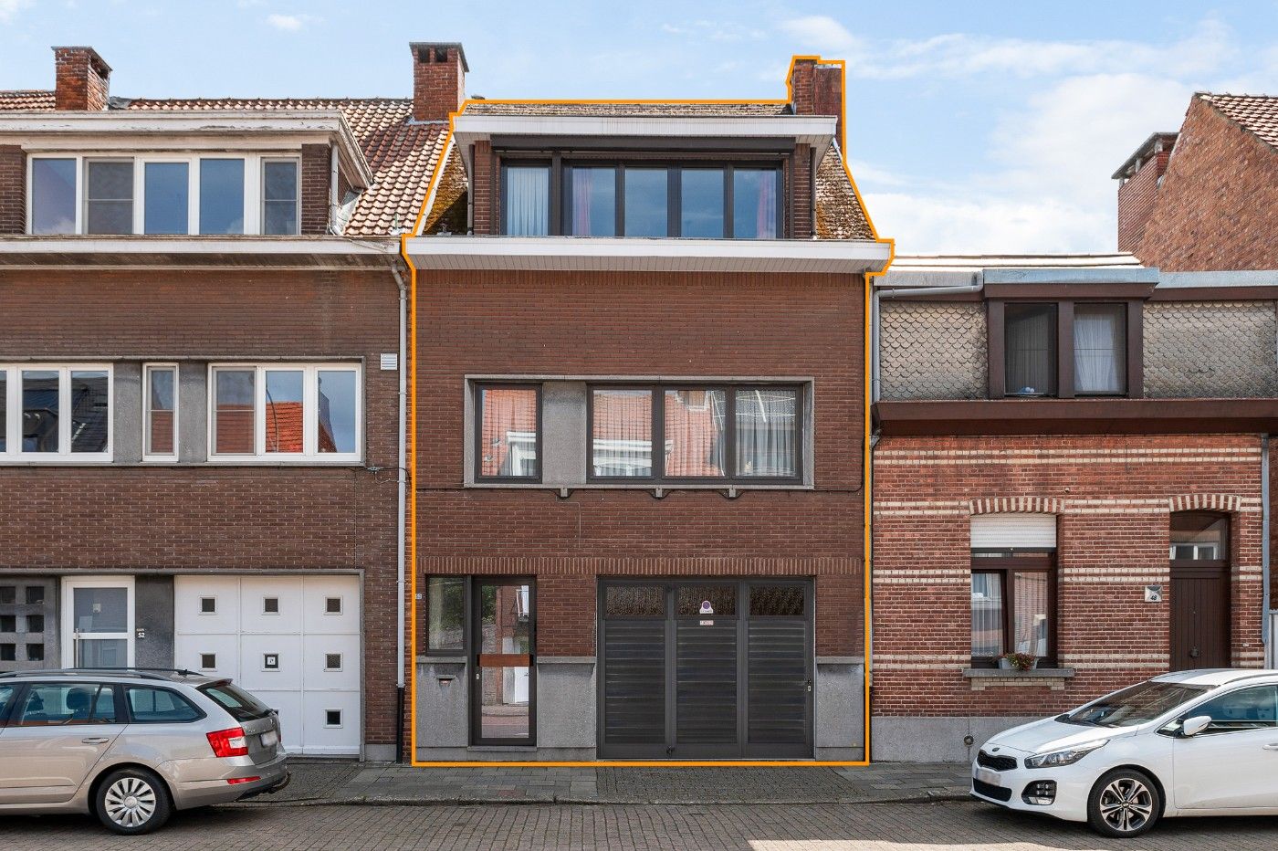 Top gelegen, grote woning met gigantische inpandige garage en diepe tuin in centrum Kapellen foto {{pictureIndex}}