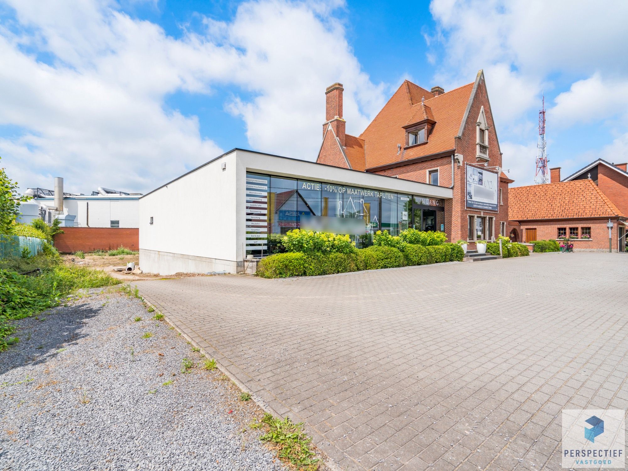 2 handelsruimtes + appartement met mogelijkheden op een strategische ligging te Roeselare foto 2