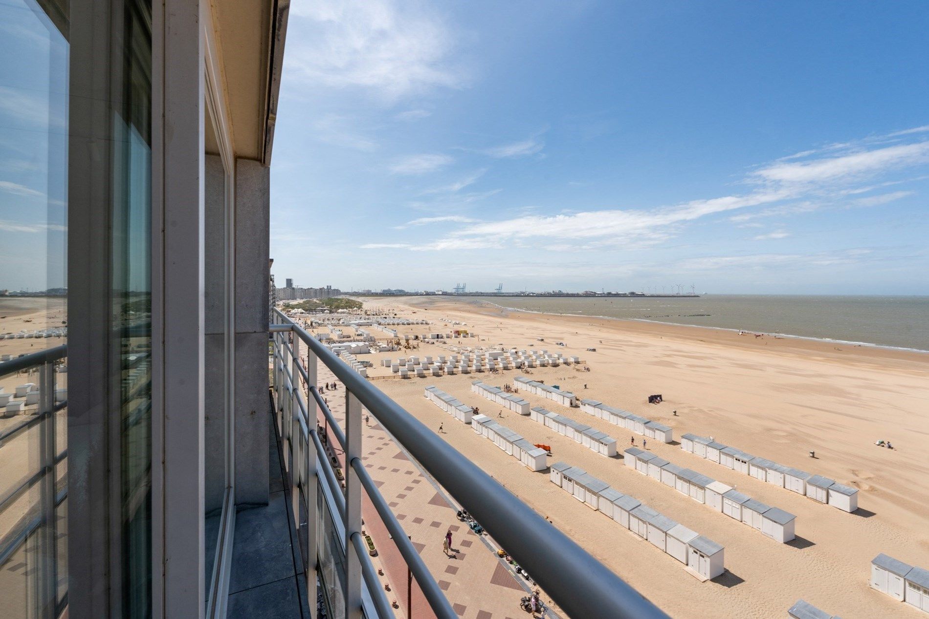 Integraal gerenoveerd appartement genietend van een panoramisch uitzicht op de zeedijk te Duinbergen! (mog tot aankoop van een garage)  foto 7