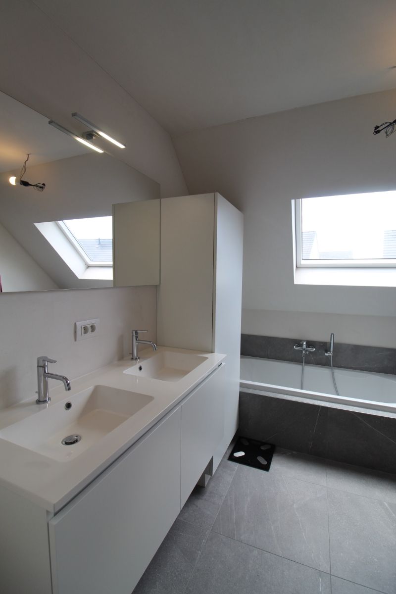 Recente hoekwoning bij centrum Poperinge foto 11