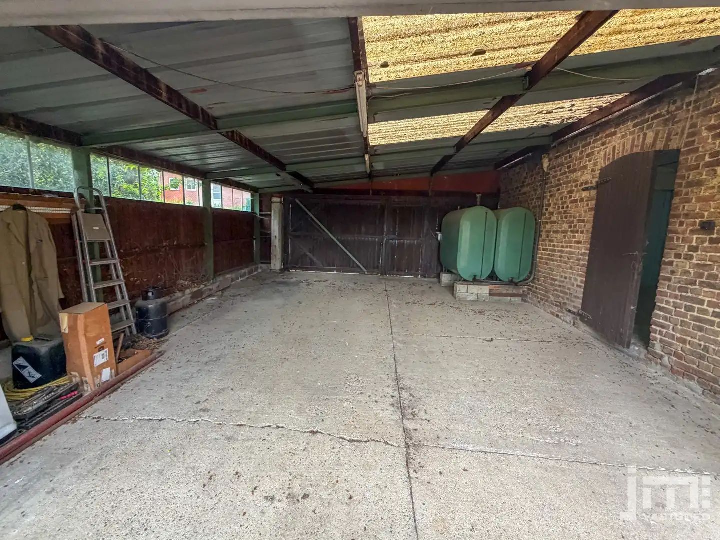 Woning met grote stallen foto 11