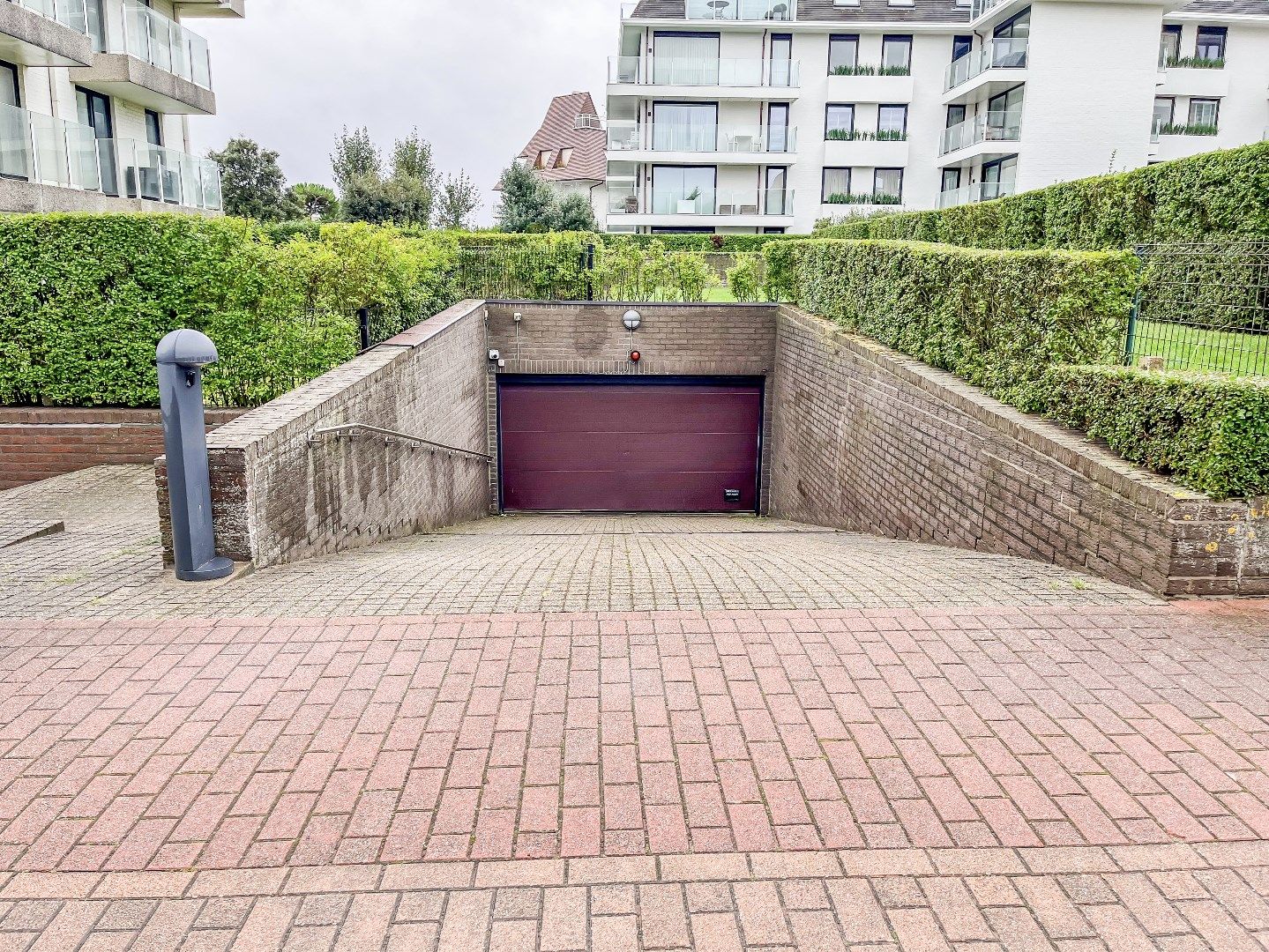 Makkelijk bereikbare garagebox gelegen in een villa-residentie aan de Windrooshelling in het Zoute. foto 2