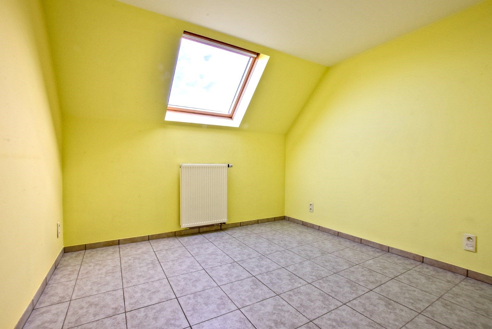 Instapklaar 2-slaapkamer appartement MET GARAGE te Keiem! foto 10