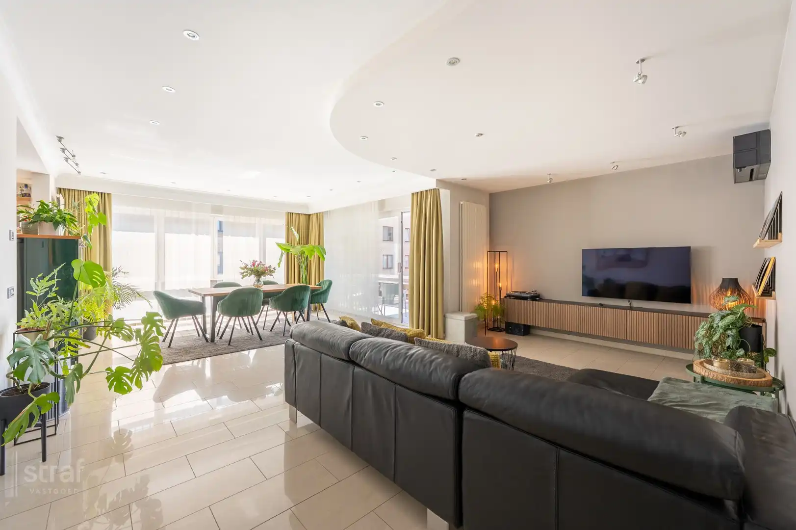 Ruim hoekappartement met 2 terrassen, garagebox, EPC B en topligging op Linkeroever foto {{pictureIndex}}