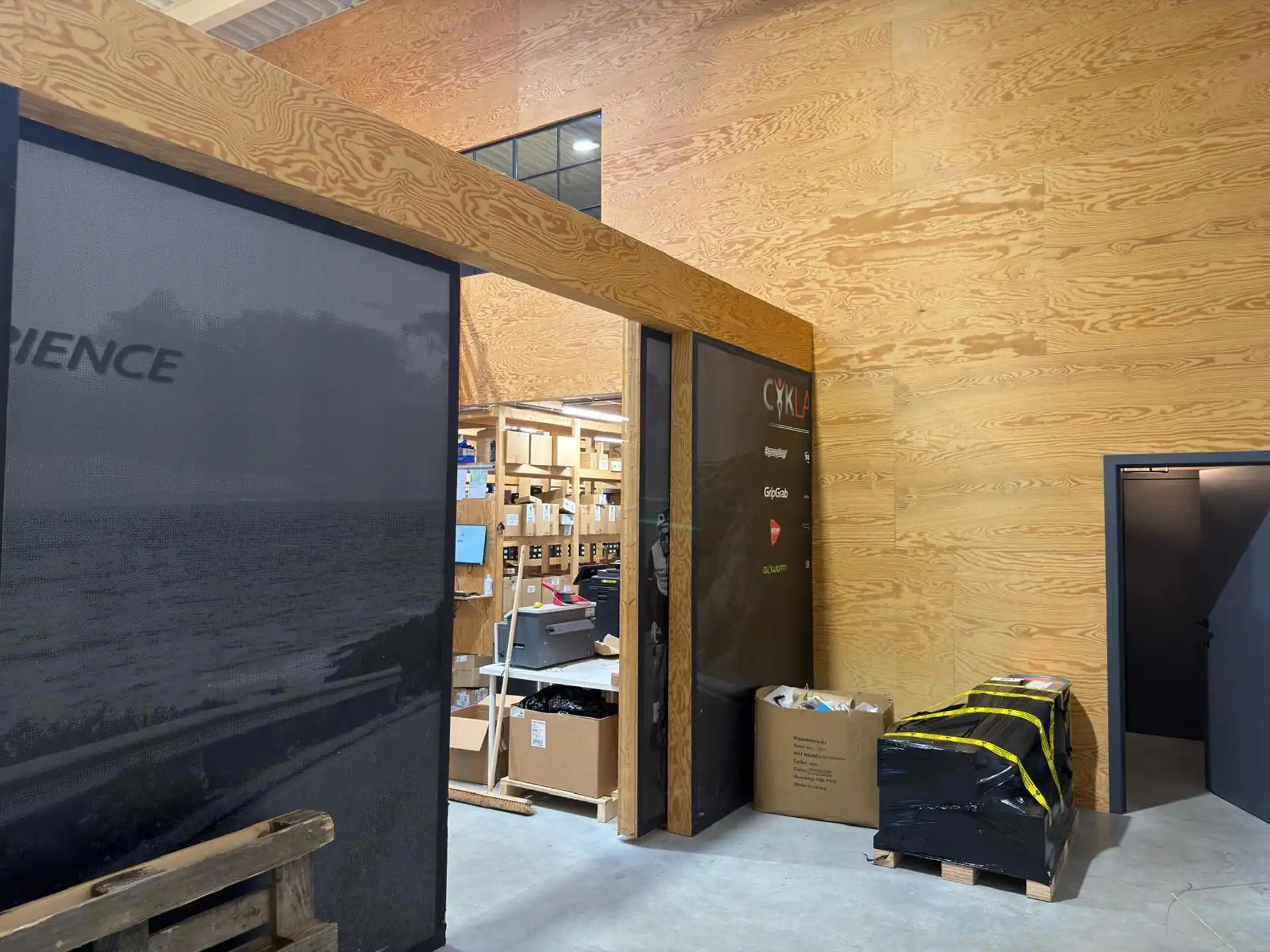 KMO-Unit te huur in Genk van 195m² + kantoren-sanitair-airco foto 11